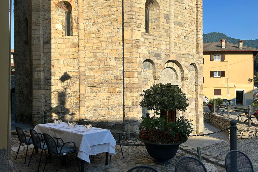 Trattoria ristorante Santo Stefano Lenno tavoli esterni